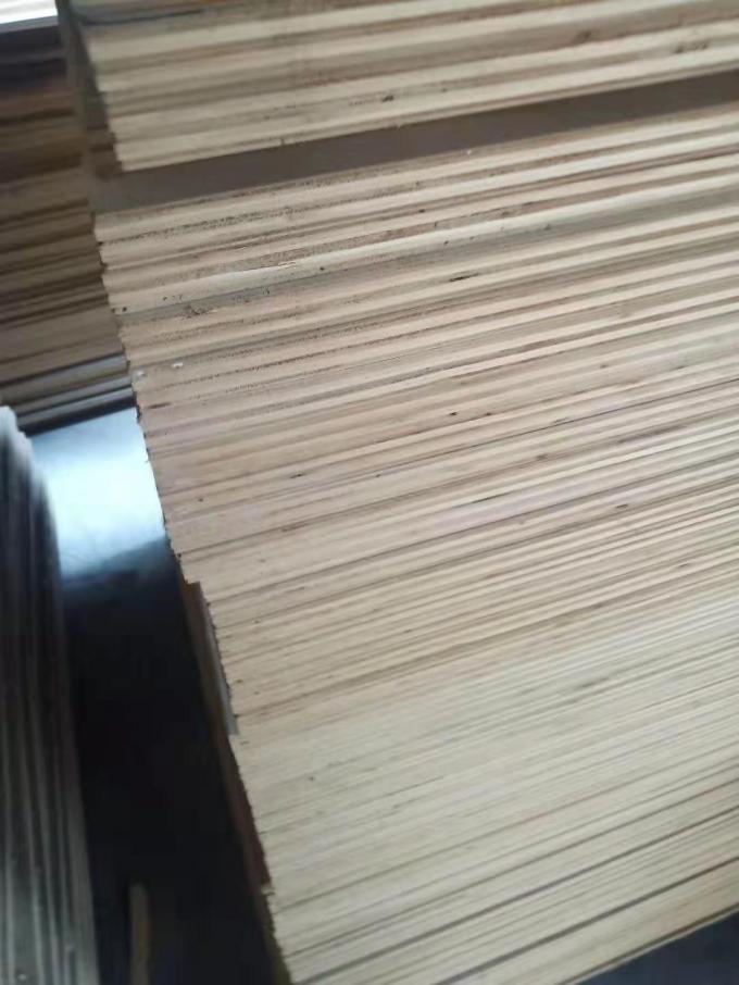 A dobra da folhosa de Okoume da categoria do BB cobre a decoração de madeira lateral do folheado da imprensa a quente de 2 vezes